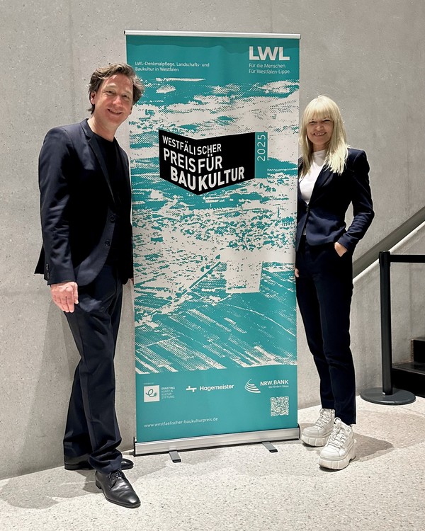 Auslober des Baukulturpreises mit Werbebanner