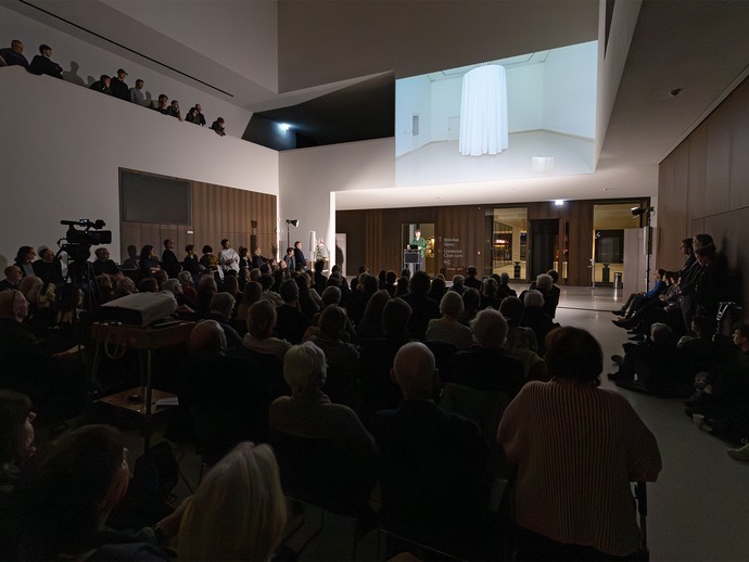 Besucher:innen im LWL-Museum für Kunst und Kultur (vergrößerte Bildansicht wird geöffnet)