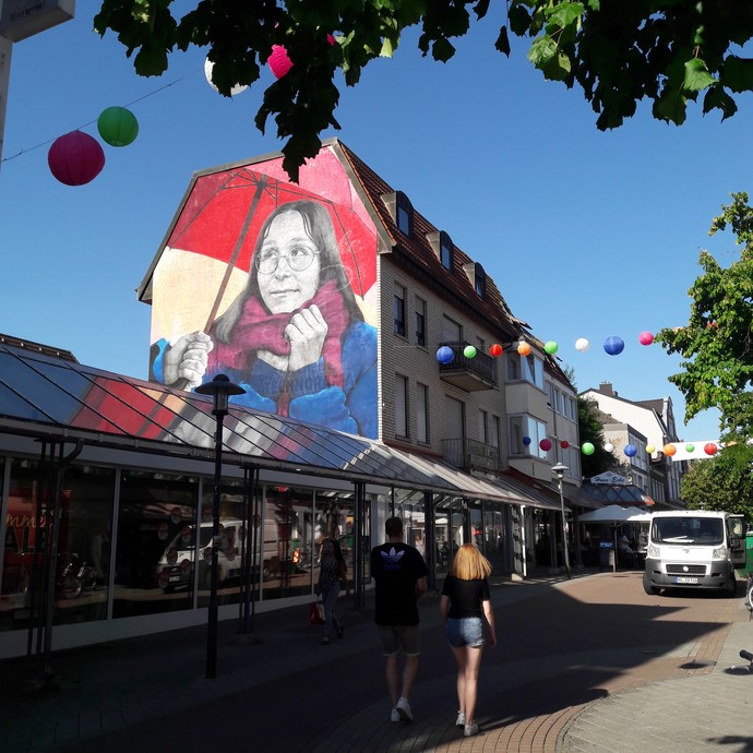 Mural von der Street-Art-Künstlerin "Zabou" an der Emsstr.71 (vergrößerte Bildansicht wird geöffnet)