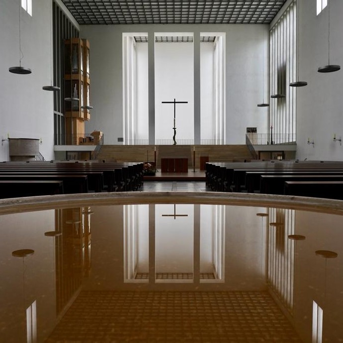 Innenansicht mit Blickrichtung Altar in der Pfarrkirche Heilig Kreuz (vergrößerte Bildansicht wird geöffnet)