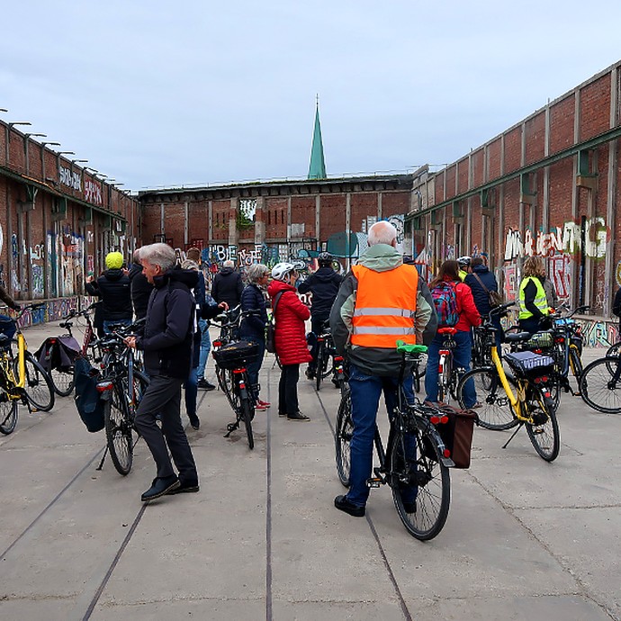 Teilnehmer der Leezentour ein einer ehemaligen Lagerhalle im Hafen von Münster (vergrößerte Bildansicht wird geöffnet)