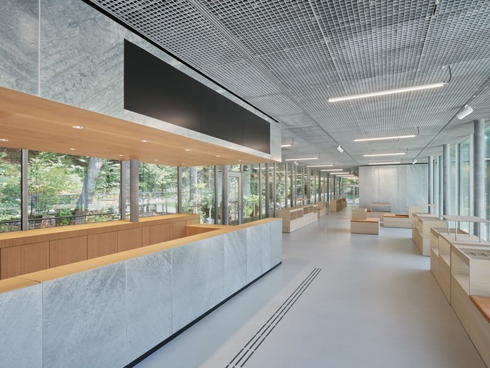 Innenansicht mit Kassen- und Empfangstheke (vergrößerte Bildansicht wird geöffnet)