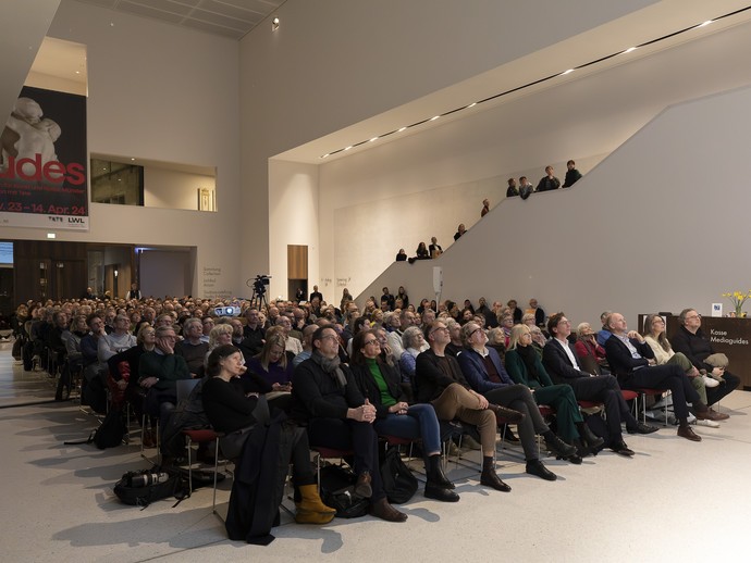 Besucher:innen im LWL-Museum für Kunst und Kultur (vergrößerte Bildansicht wird geöffnet)