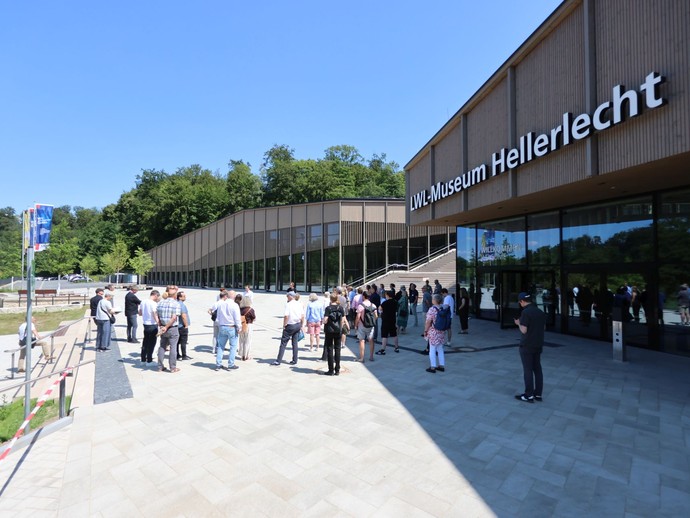 Blick vom Eingang zum Ausstellungstrakt (vergrößerte Bildansicht wird geöffnet)