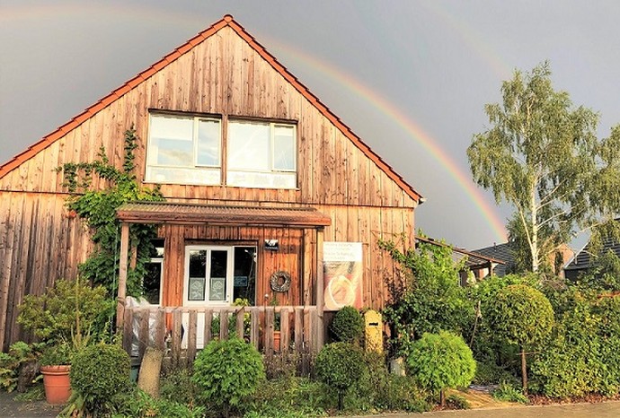 Hausansicht von einem Holzhaus mit Strohballendämmung