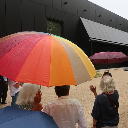 Teilnehmende des Hausbesuchs vor dem Erweiterungsbau des Museumszentrums
