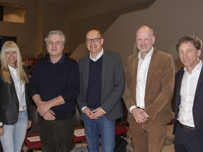 Gruppenbild der Ausrichter mit dem Gast des Abends (vergrößerte Bildansicht wird geöffnet)