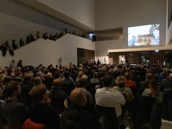 Blick ins Foyer des Museum mit den Besucher:innen (vergrößerte Bildansicht wird geöffnet)
