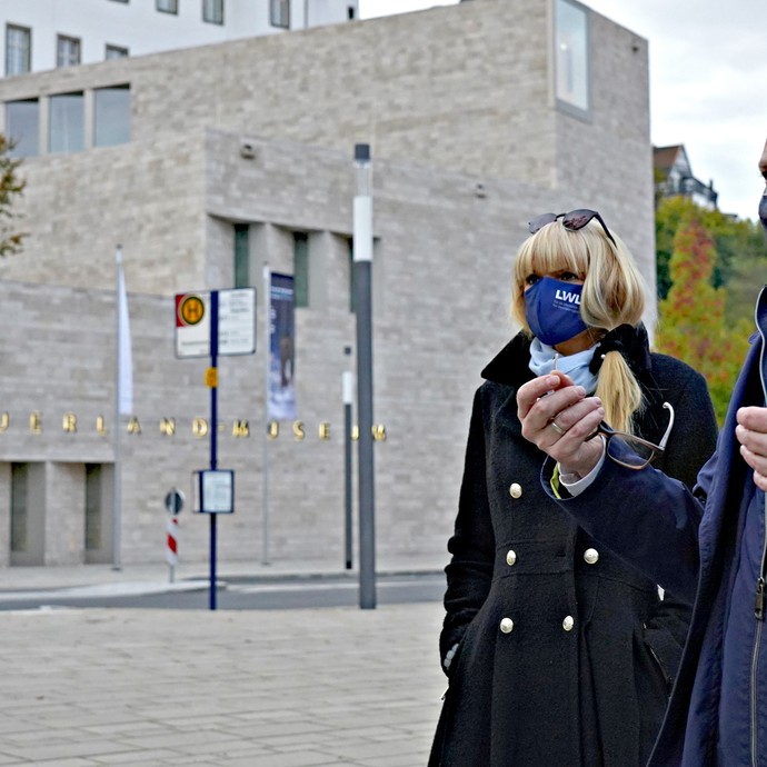 Dr. Barbara Rüschoff-Parzinger und der Architekt Martin Betz vor dem Neubau des Sauerland-Museums (öffnet vergrößerte Bildansicht)