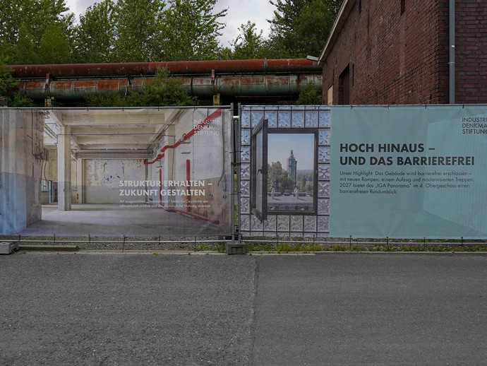Ansicht Bauzaun mit Werbebanner (vergrößerte Bildansicht wird geöffnet)