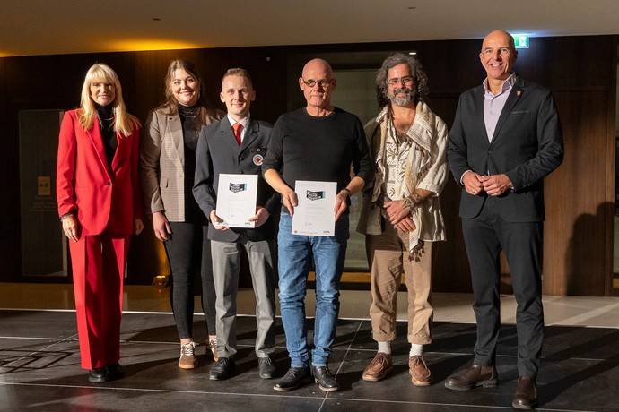Gruppenbild Urkundenübergabe