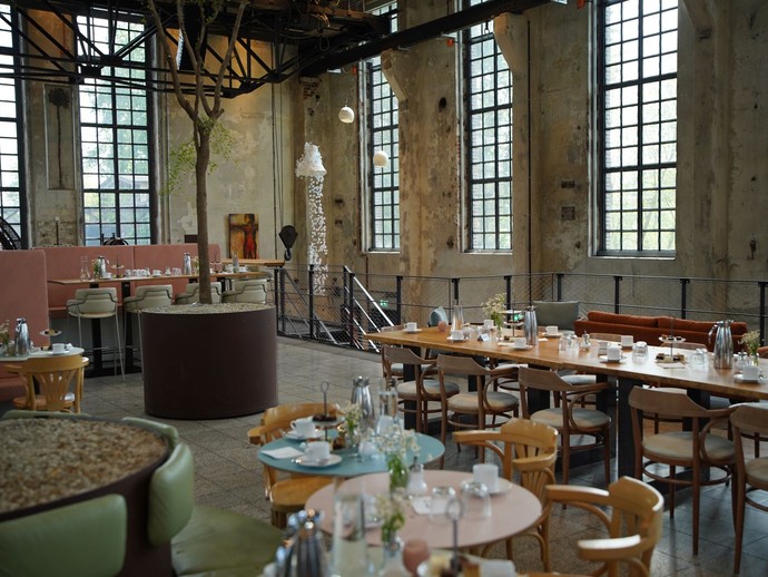 Café im Obergeschoss der Gastiefkühlanlage (vergrößerte Bildansicht wird geöffnet)
