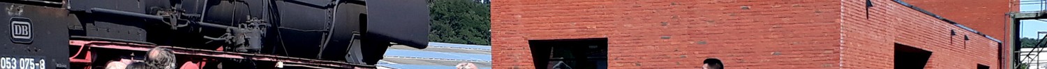 Teilnehmende vor dem neuen Empfangsgebäude