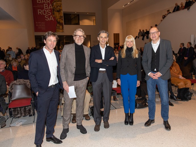 Gruppenbild der Ausrichter mit dem Gast des Eröffnungsabends (vergrößerte Bildansicht wird geöffnet)