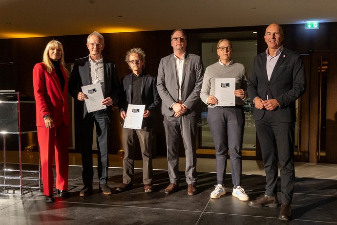 Gruppenbild Urkundenübergabe