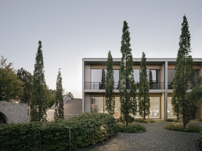 Eingangsbereich mit Neubauflügel (vergrößerte Bildansicht wird geöffnet)