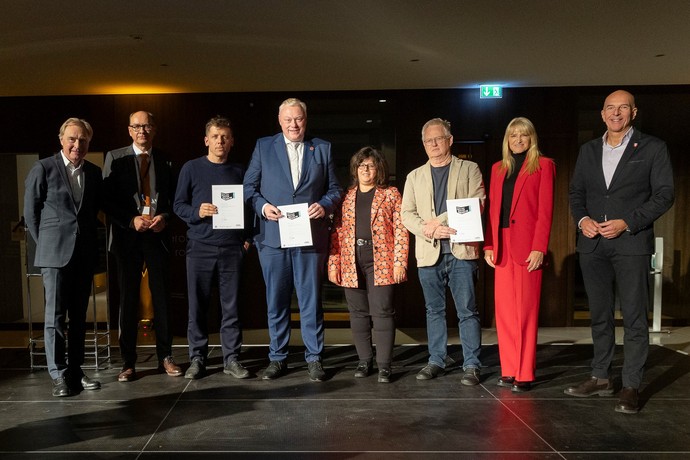 Gruppenbild Urkundenübergabe