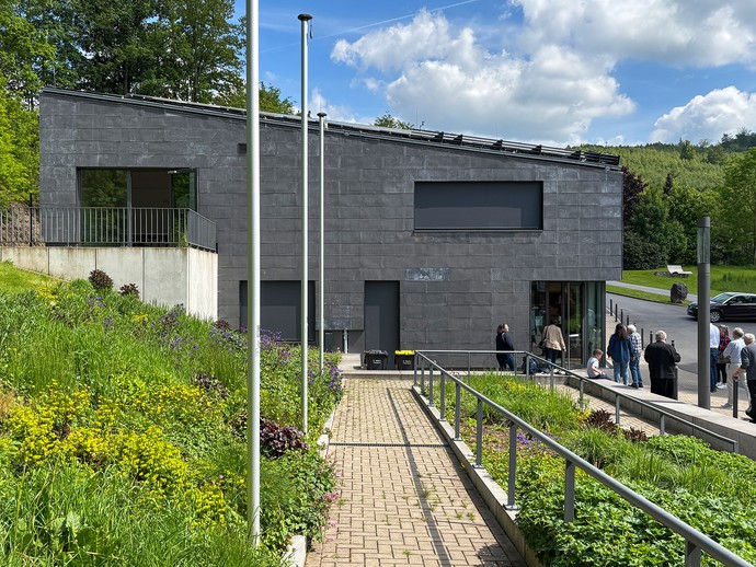 Ansicht Gemeindezentrum inkl. Rampe ins OG (vergrößerte Bildansicht wird geöffnet)
