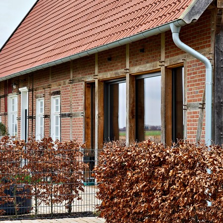 Fassade mit neuen Fenstern Haus Breloh