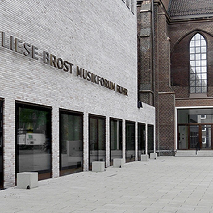 Detailansicht vom Neubau des Musikforums und Kirche im Hintergrund (vergrößerte Bildansicht wird geöffnet)