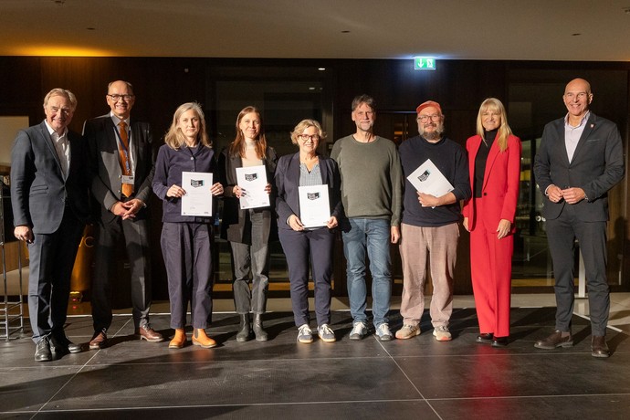 Gruppenbild Urkundenübergabe