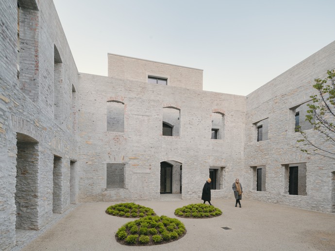 Innenhof mit den historischen Mauern des ehemaligen Klosterkrankenhauses (vergrößerte Bildansicht wird geöffnet)