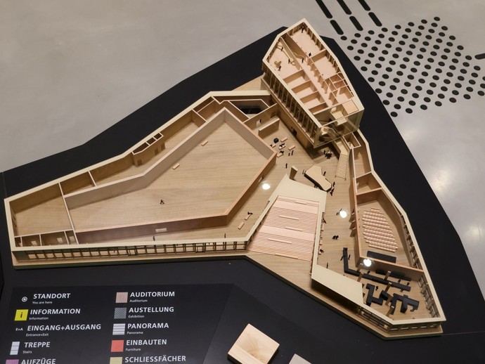 Modell des Forums: Ausstellung (links), Bistro/Workshopräume (Mitte) und Foyer/Auditorium (rechts) (vergrößerte Bildansicht wird geöffnet)