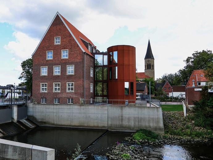 Die umgenutzte Berkelmühle mit seinem barrierefreien Erschließungsturm aus Cortenstahl (vergrößerte Bildansicht wird geöffnet)